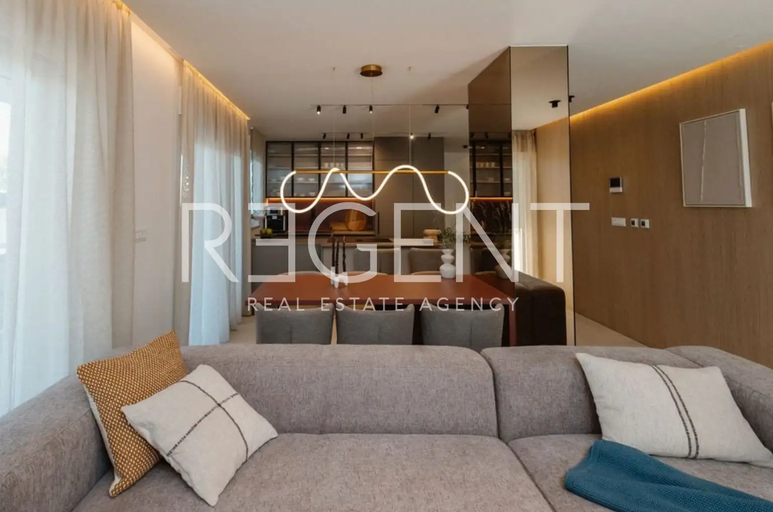 Split, Sirobuja - Trosobni penthouse sa bazenom