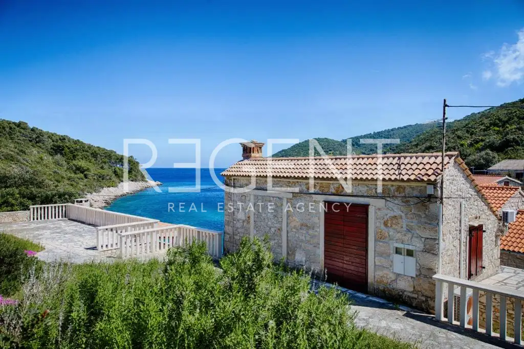 Komiža - Kamenný dom priamo pri mori