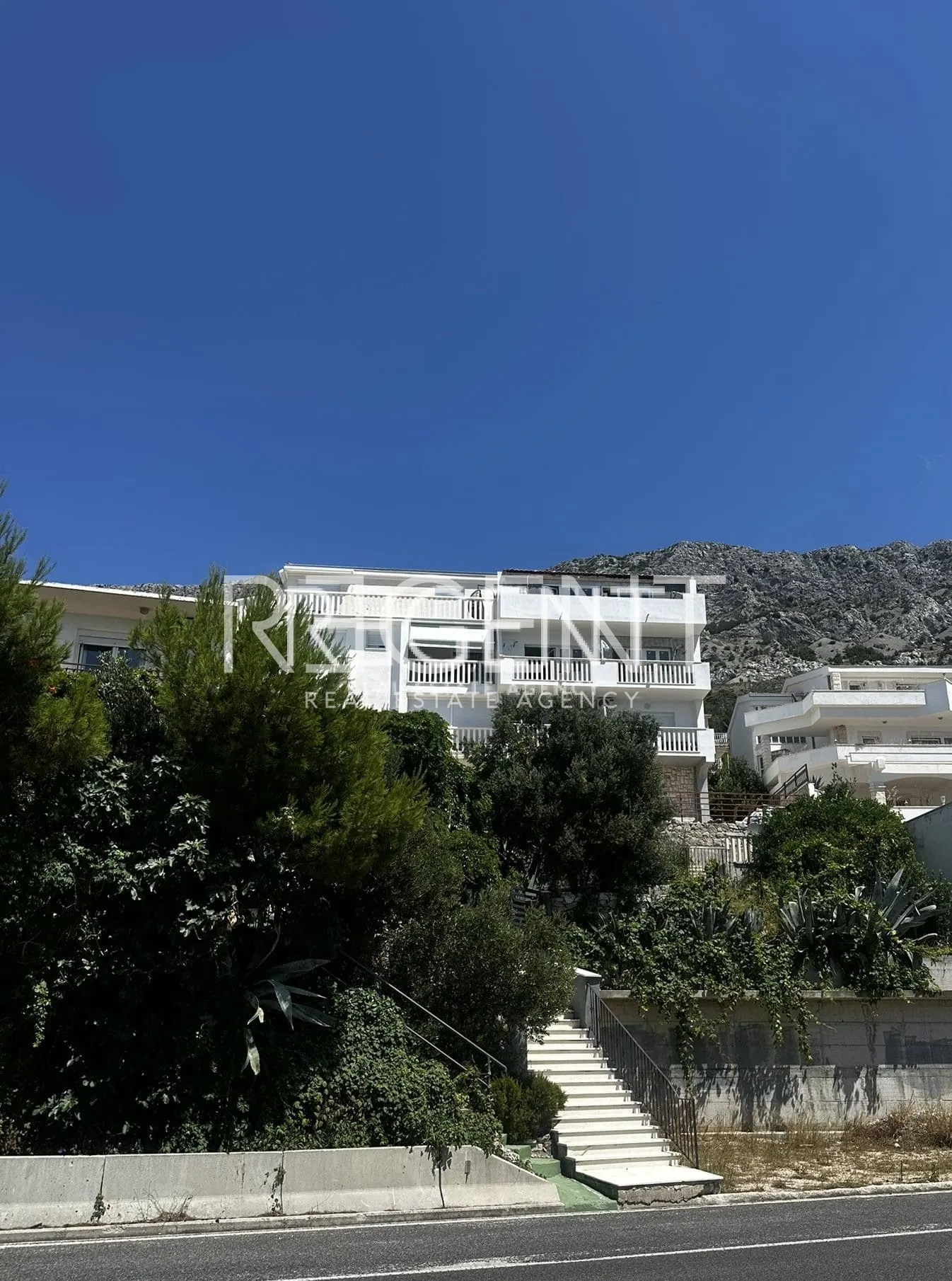 Omiš, Lokva Rogoznica - Stan prvi red uz more 41 m2