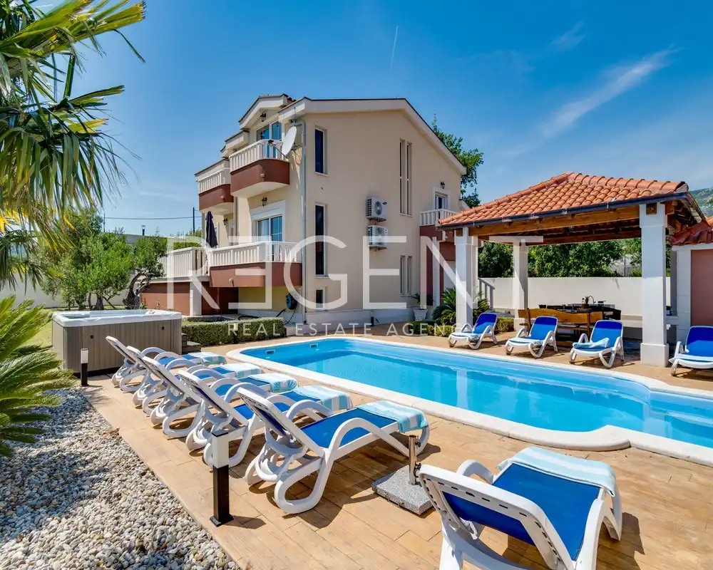 Split, Kaštela - Vila s bazenom i pogledom na more 333 m2