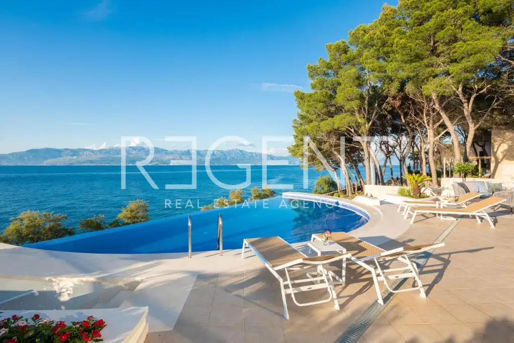 Brač - Moderna vila prvi red uz more