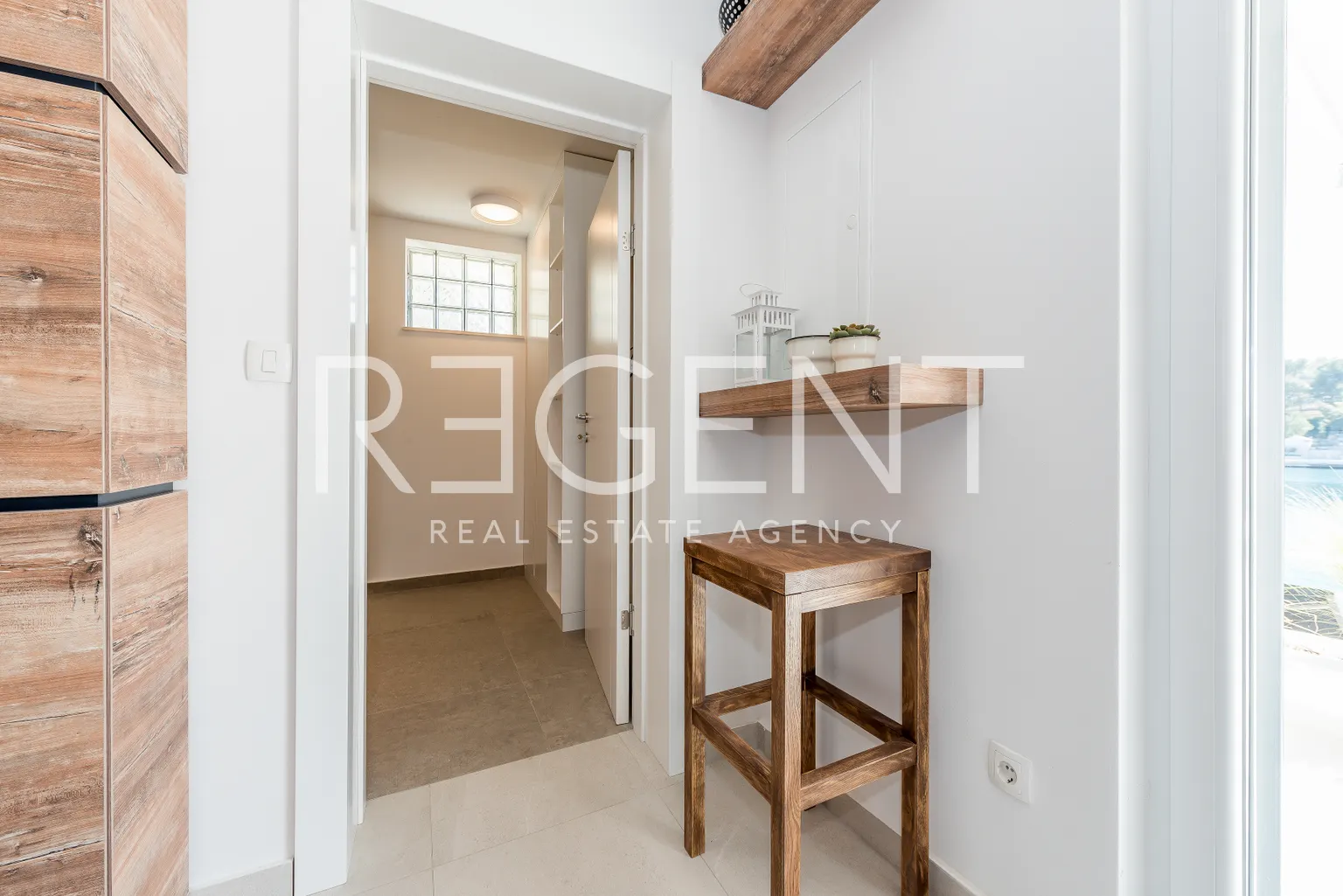 Brač, Milna - Moderna vila prvi red uz more, 264 m2