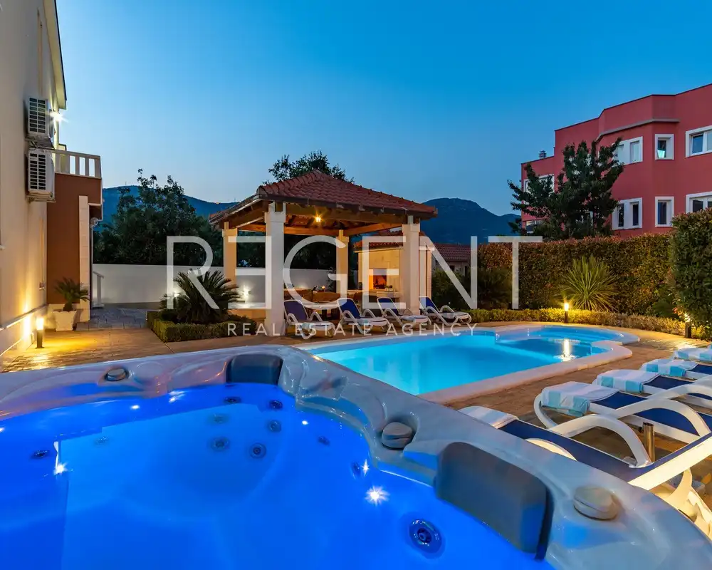 Split, Kaštela - Vila s bazenom i pogledom na more 333 m2