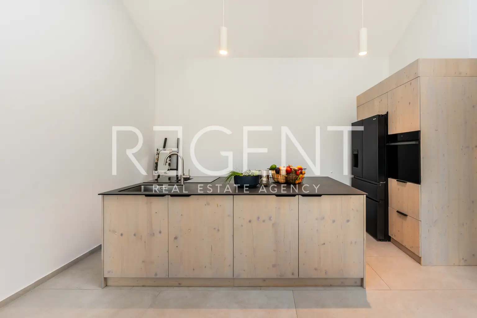 Ravna Gora, kuća 146 m² — 2 stana, privatni lift, bazen