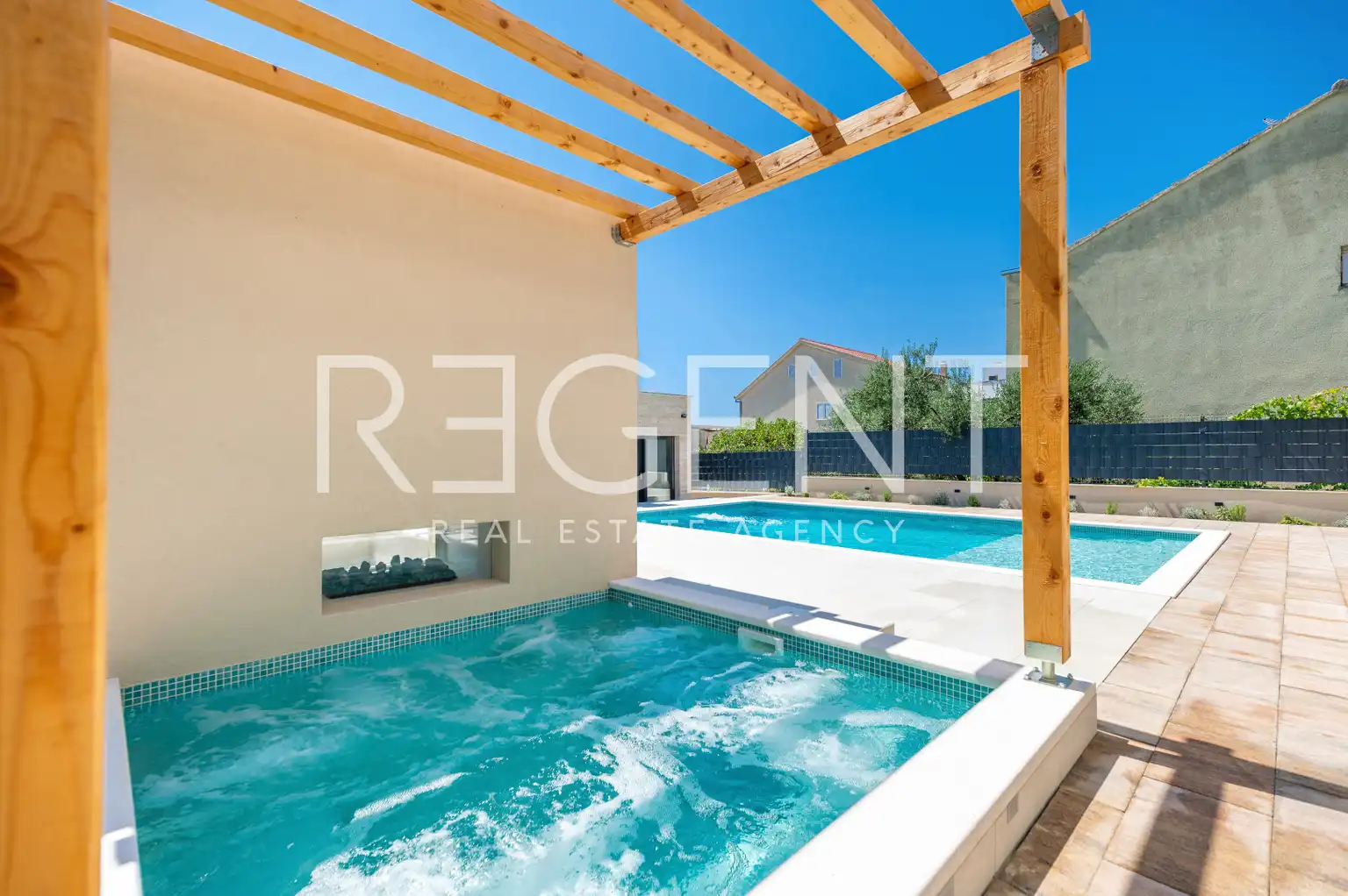 Trogir - Nova moderna vila od 300m2 s bazenom i jacuzzijem