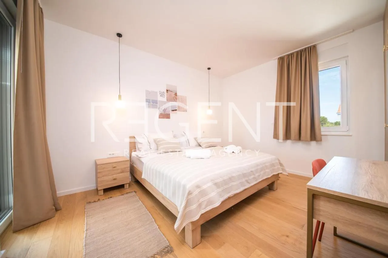 Zadar, Vrsi – appartements de trois pièces avec piscine et vue sur la mer