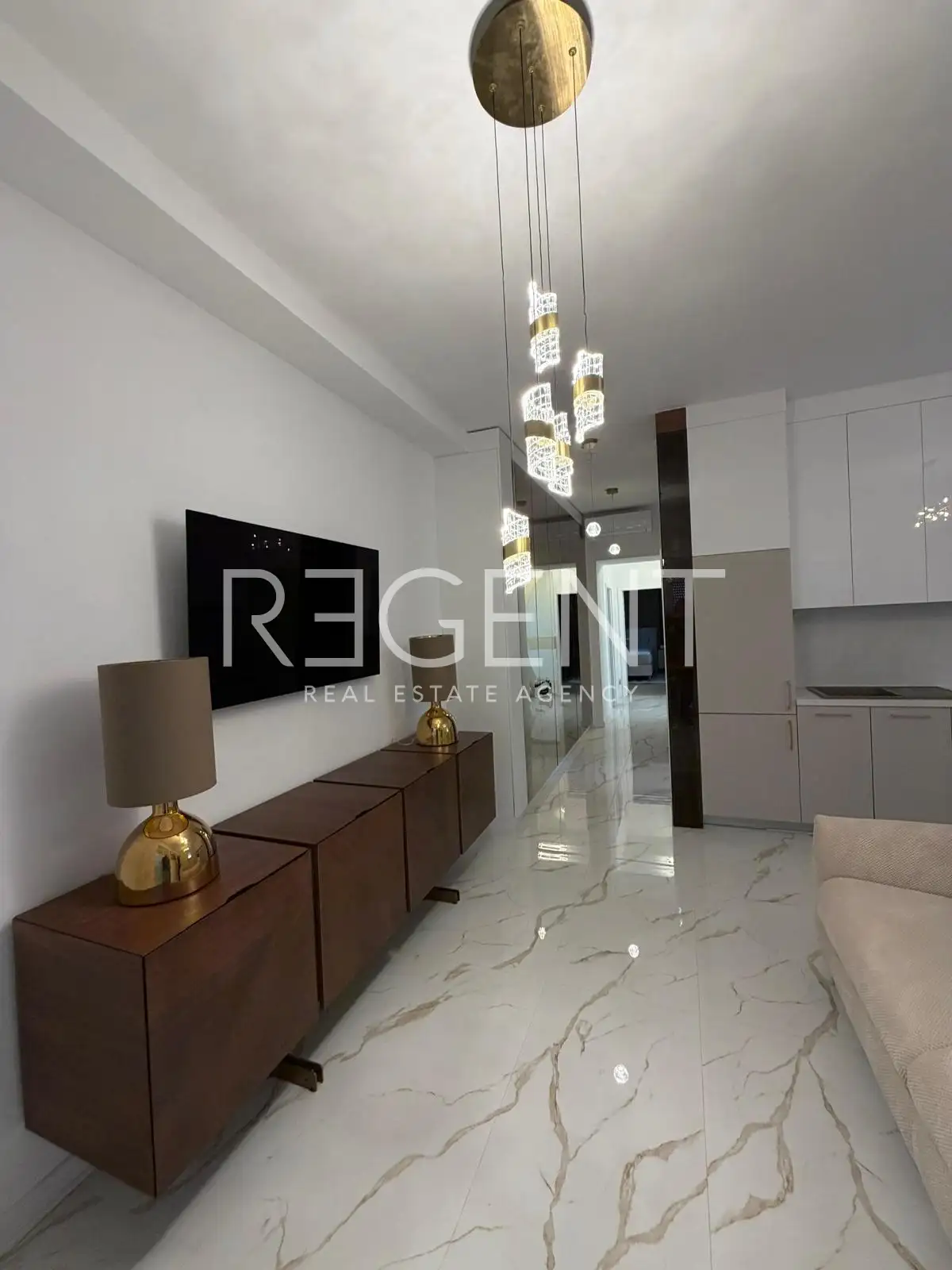 Podstrana - Dvosoban stan sa krovnom terasom i parking mjestom