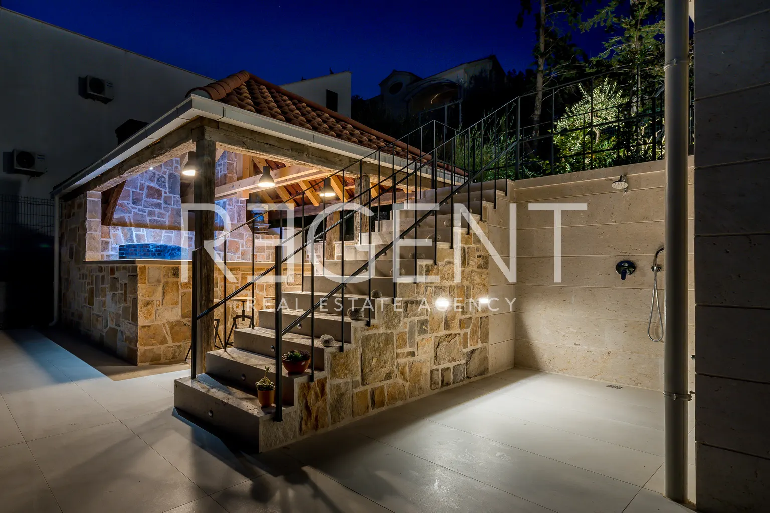 Brač, Milna - Moderna vila prvi red uz more, 264 m2