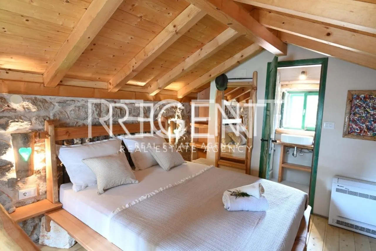 Hvar - Kamena kuća modernog dizajna 70m2