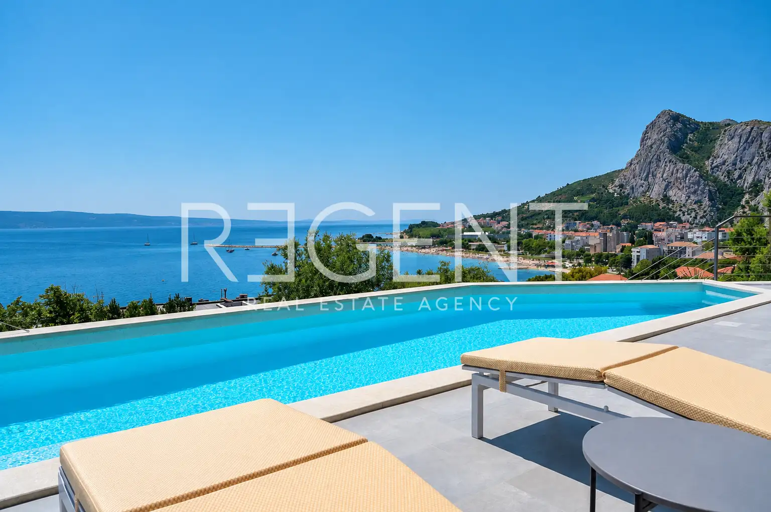 Vila 210 m², 4 spavaće sobe, bazen i pogled na more – Omiš