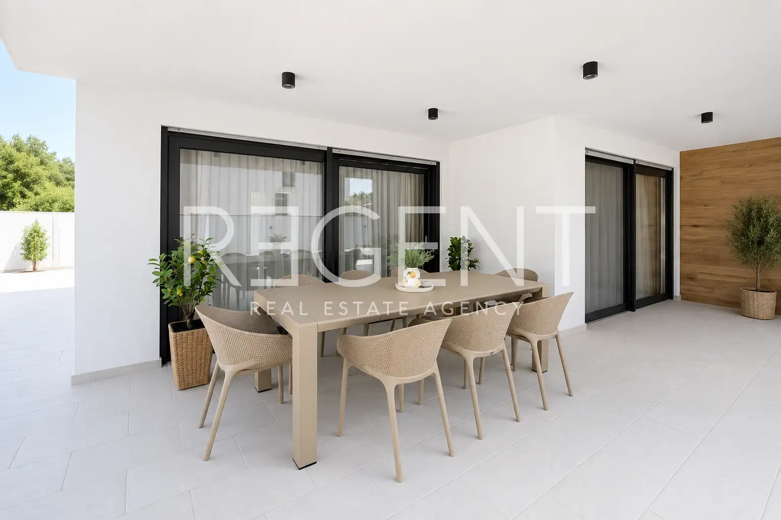 Vila 200 m², Pula — 3 spavaće sobe, grijani bazen, garaža, sauna