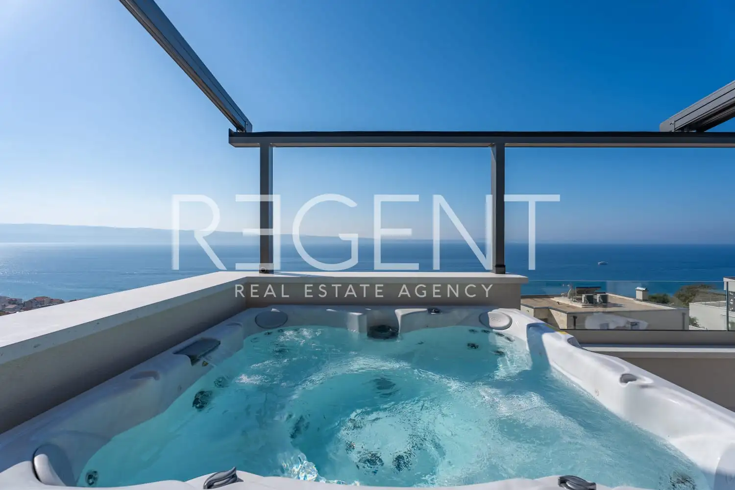 Podstrana - Moderná luxusná vila s bazénom a strešnou terasou