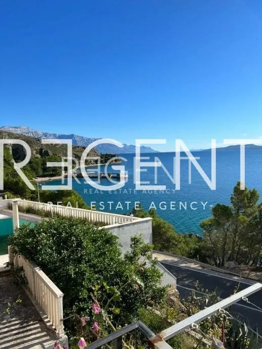 Omiš, Lokva Rogoznica - Stan prvi red uz more 41 m2