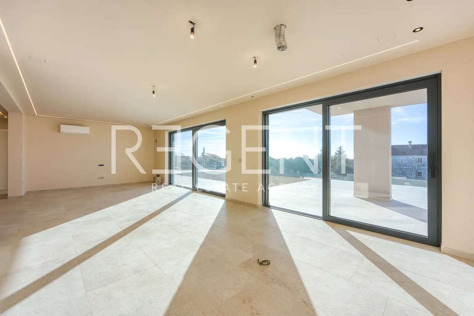 Poreč – Moderna vila s krovnom terasom