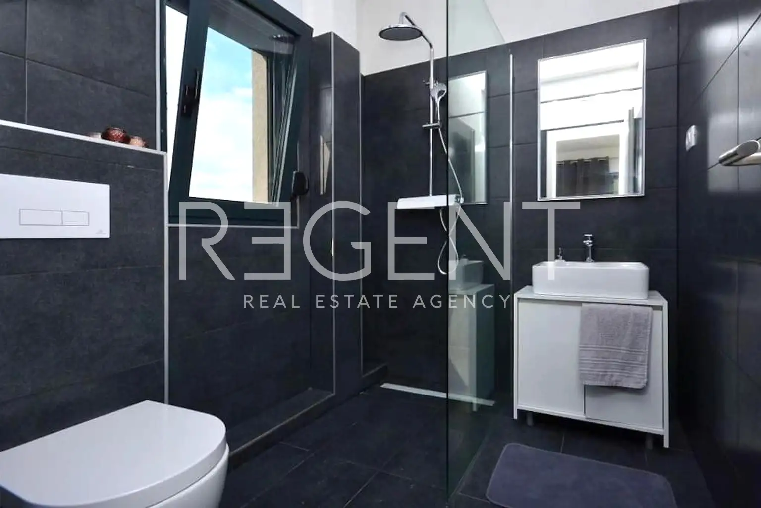 Split, Podstrana – Zapanjujuća villa s pogledom na more 250 m2