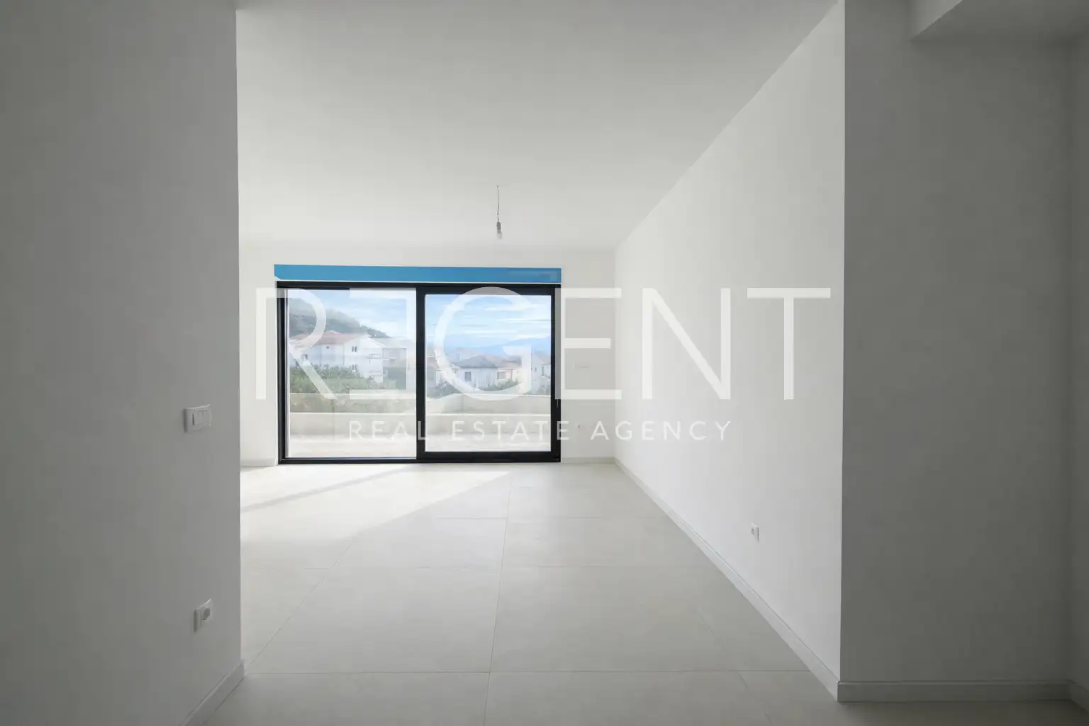 Makarska, Drvenik - Dvosoban stan u novogradnji kraj mora