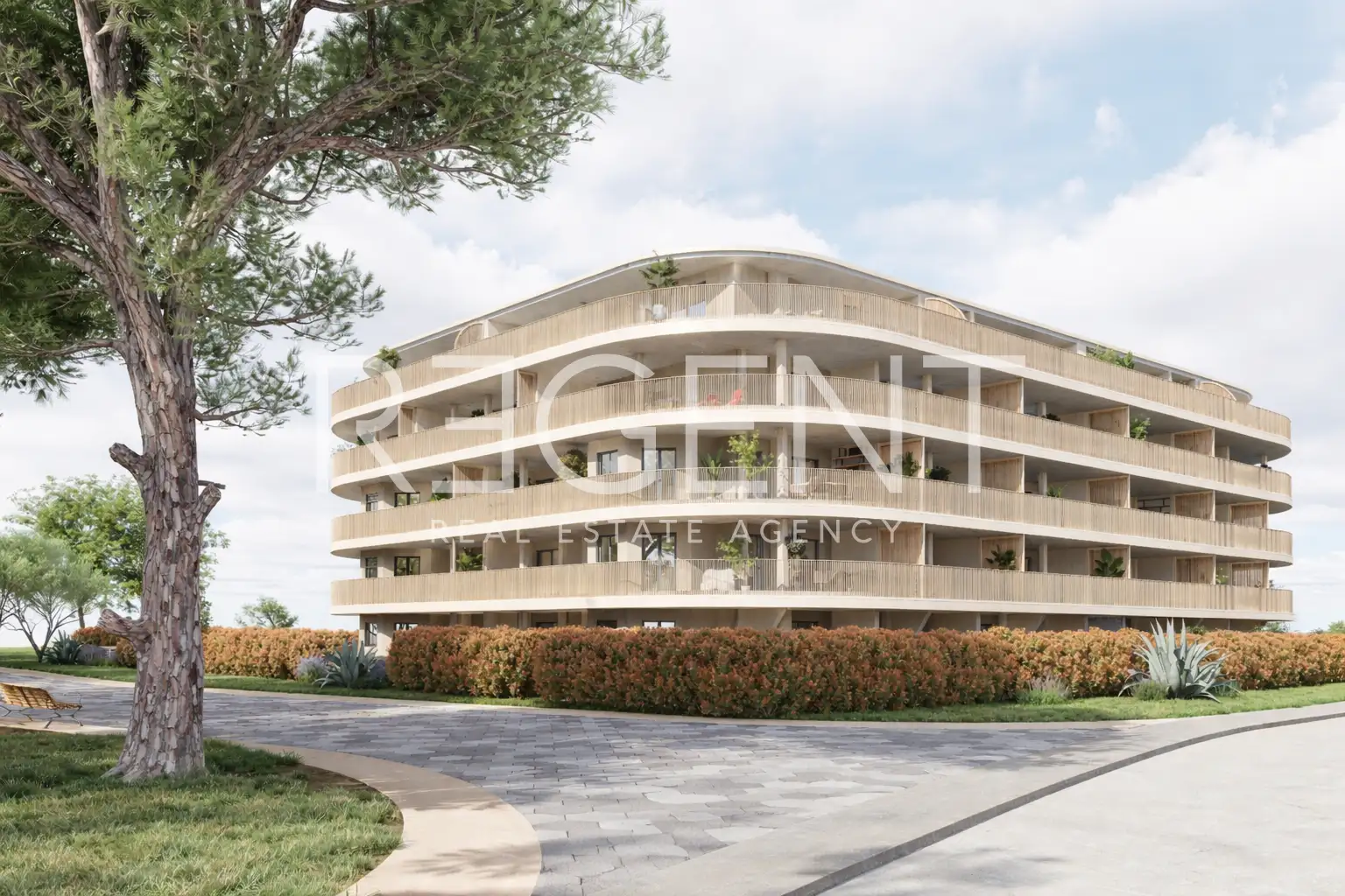 Umag - trosoban stan s velikom loggiom i balkonom