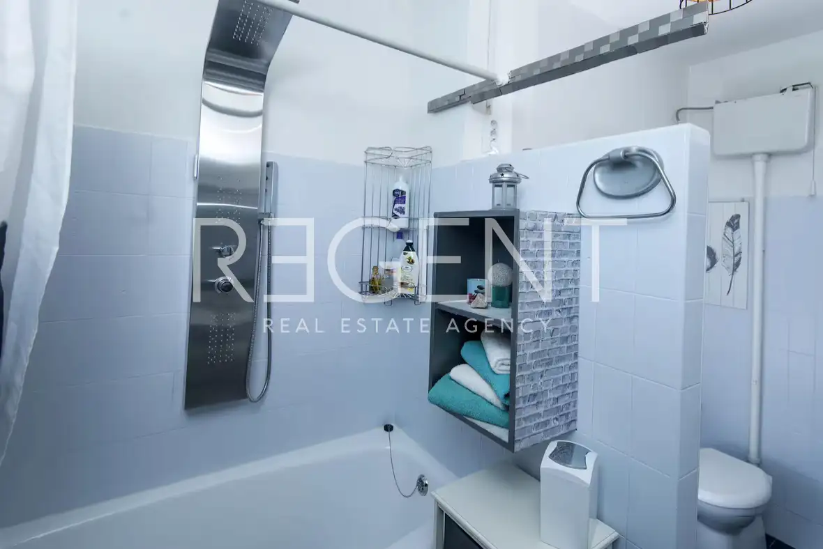 Split, Bačvice - Trosoban stan sa loggiom