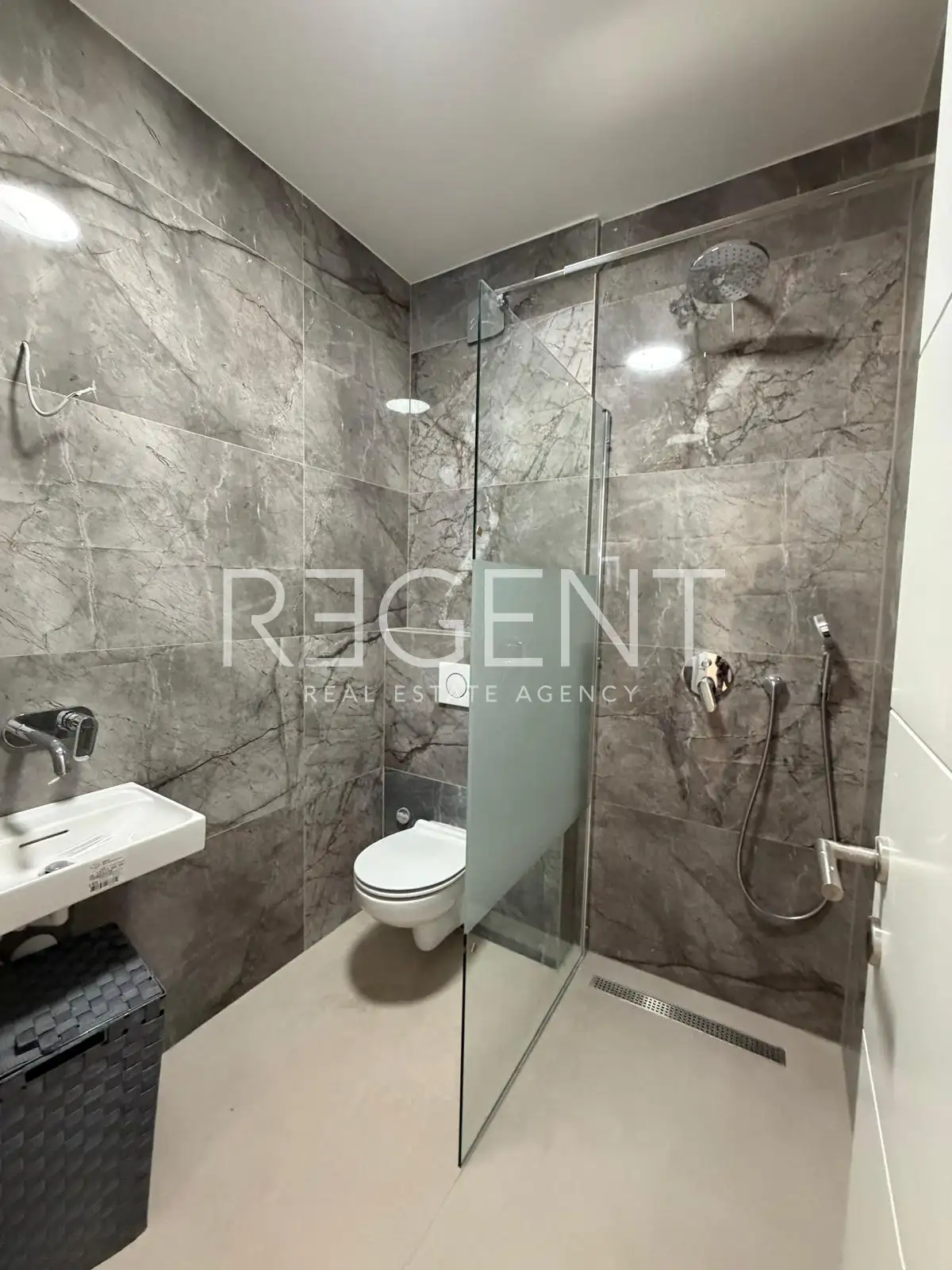 Podstrana - Dvosoban stan sa krovnom terasom i parking mjestom