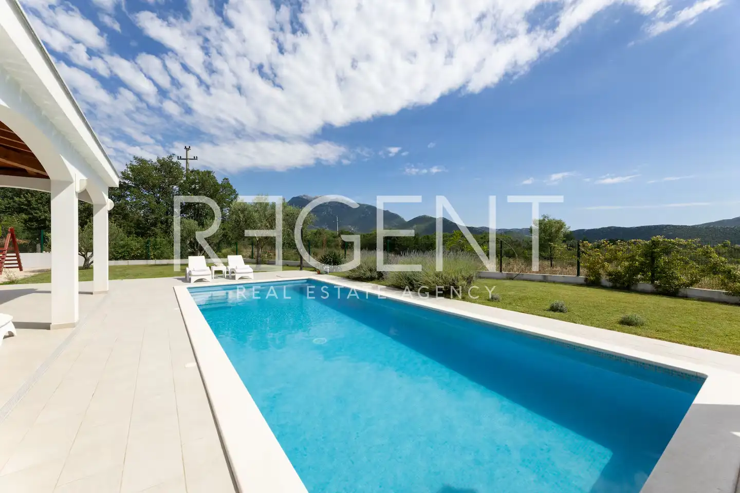 Maison avec piscine, 260m²