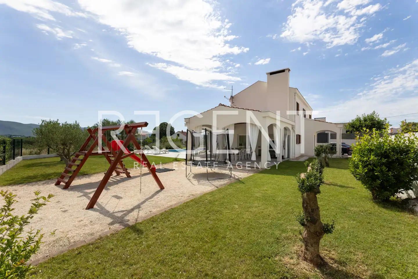 Maison avec piscine, 260m²