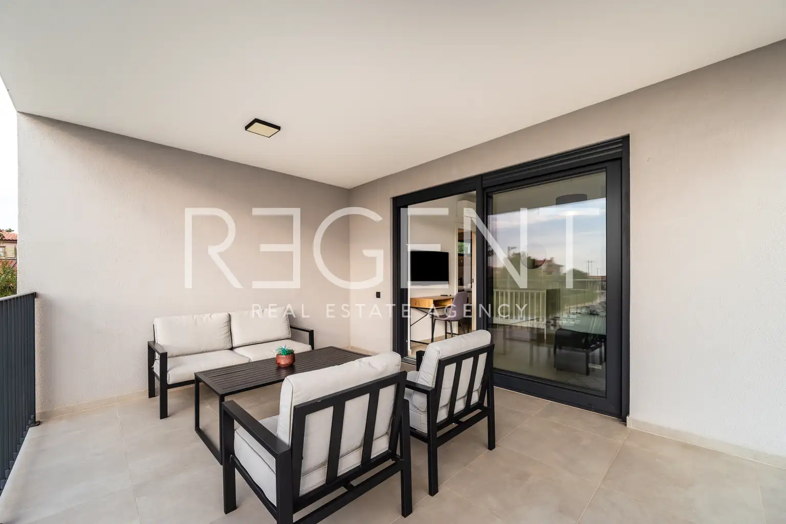Poreč, okolica - vila 140m² s bazenom i jacuzzijem, useljiva