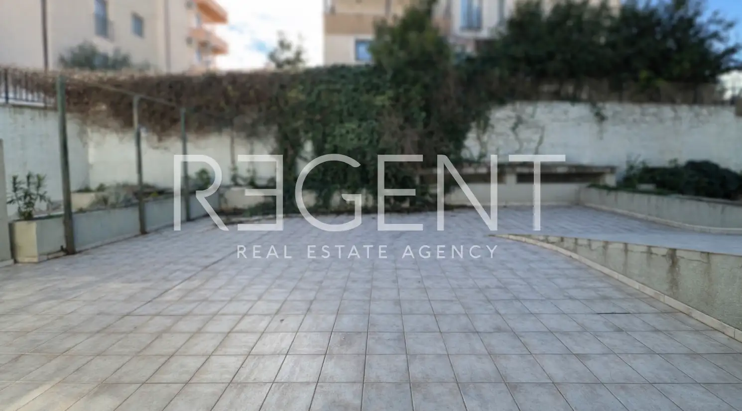 Split, Pazigrad - Trosoban stan sa loggiom, terasom i garažom