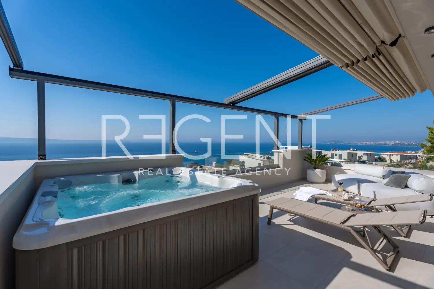 Podstrana - Moderná luxusná vila s bazénom a strešnou terasou