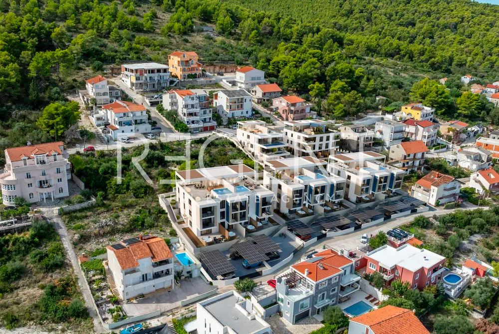 Trogir, Čiovo - Apartmán v luxusním apartmánovém komplexu blízko moře 80 m2