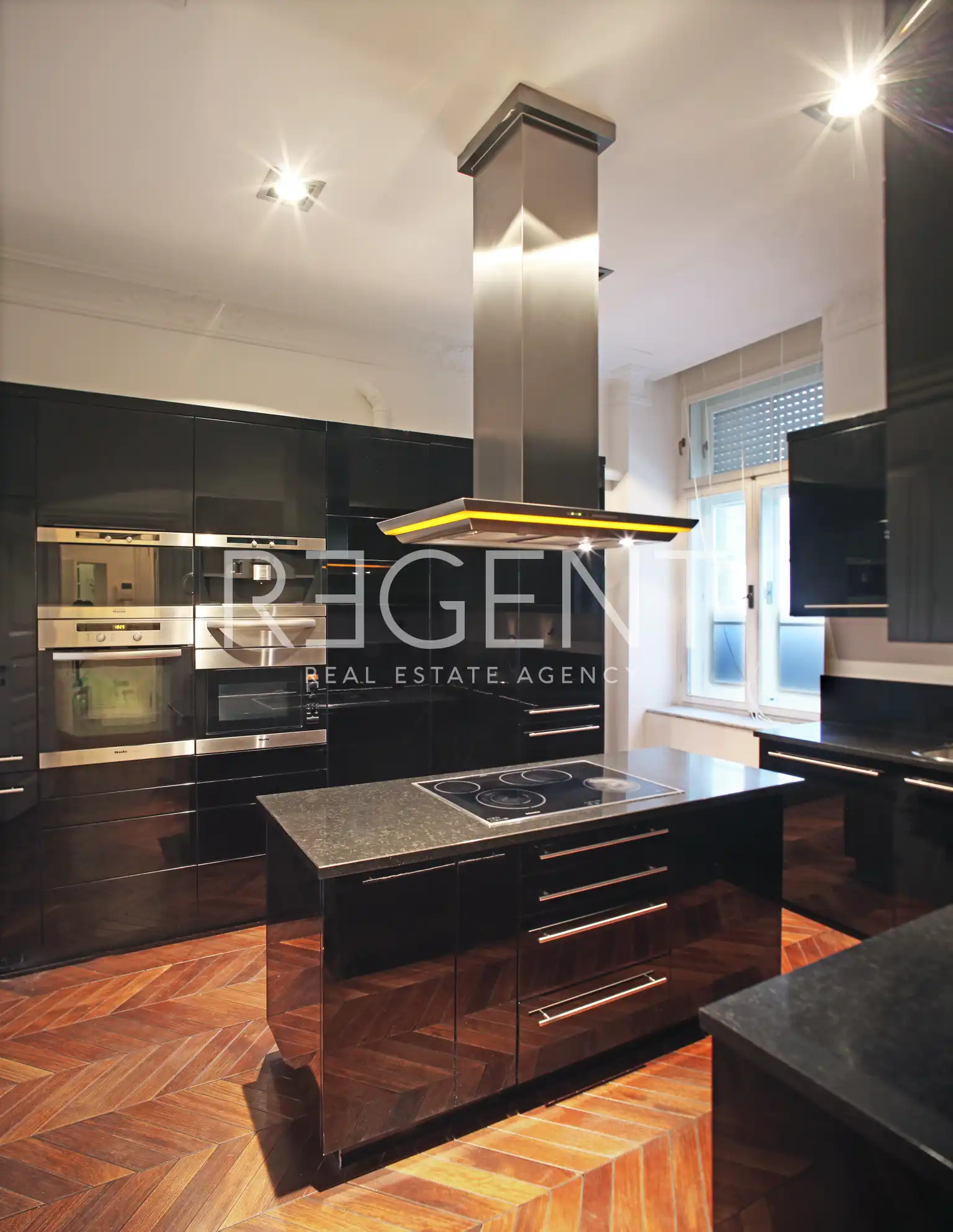 Zagreb, Donji grad, Marulićev trg – luksuzan ured od 280 m² za najam