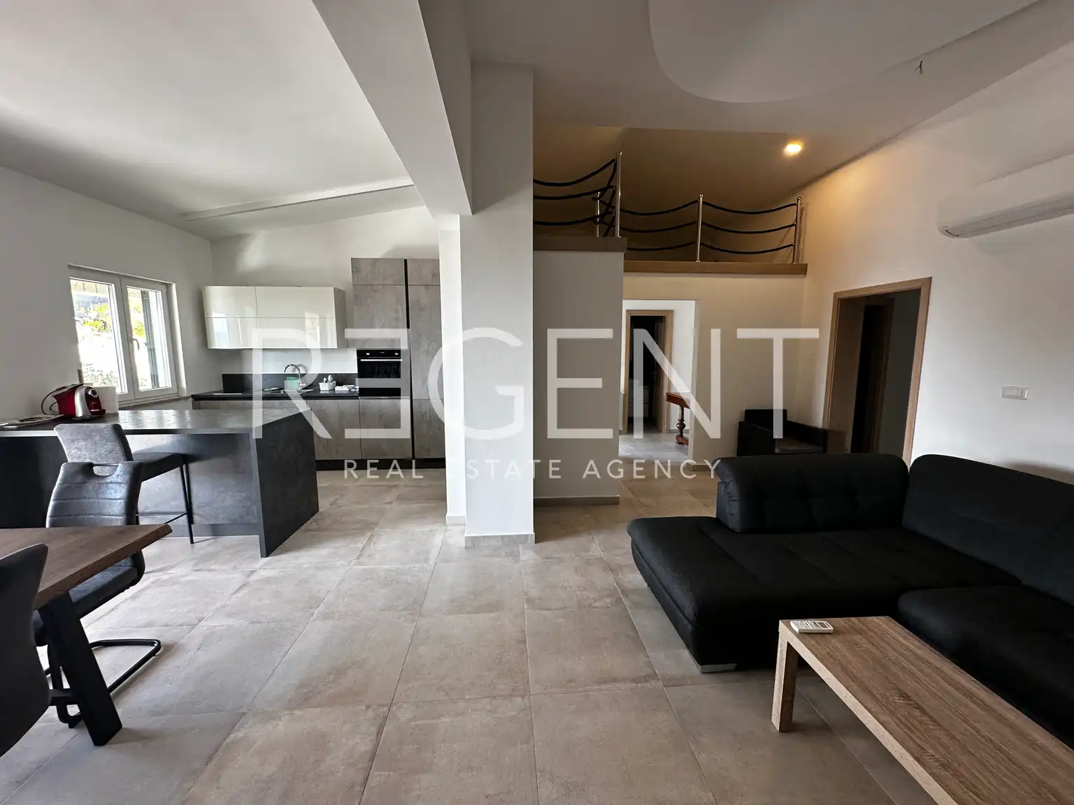 Split, Podstrana - Dom z trzema mieszkaniami i widokiem na morze 340m2