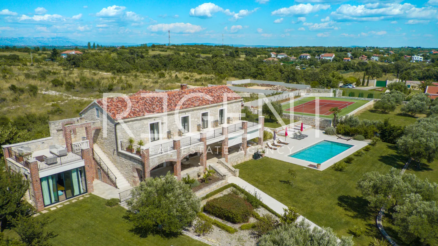 Zadar, Murvica – Superbe villa en pierre avec court de tennis sur un terrain de 7800 m2