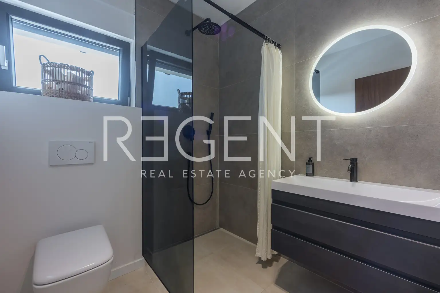 Istra, Svetvinčenat - Moderna vila s grijanim bazenom