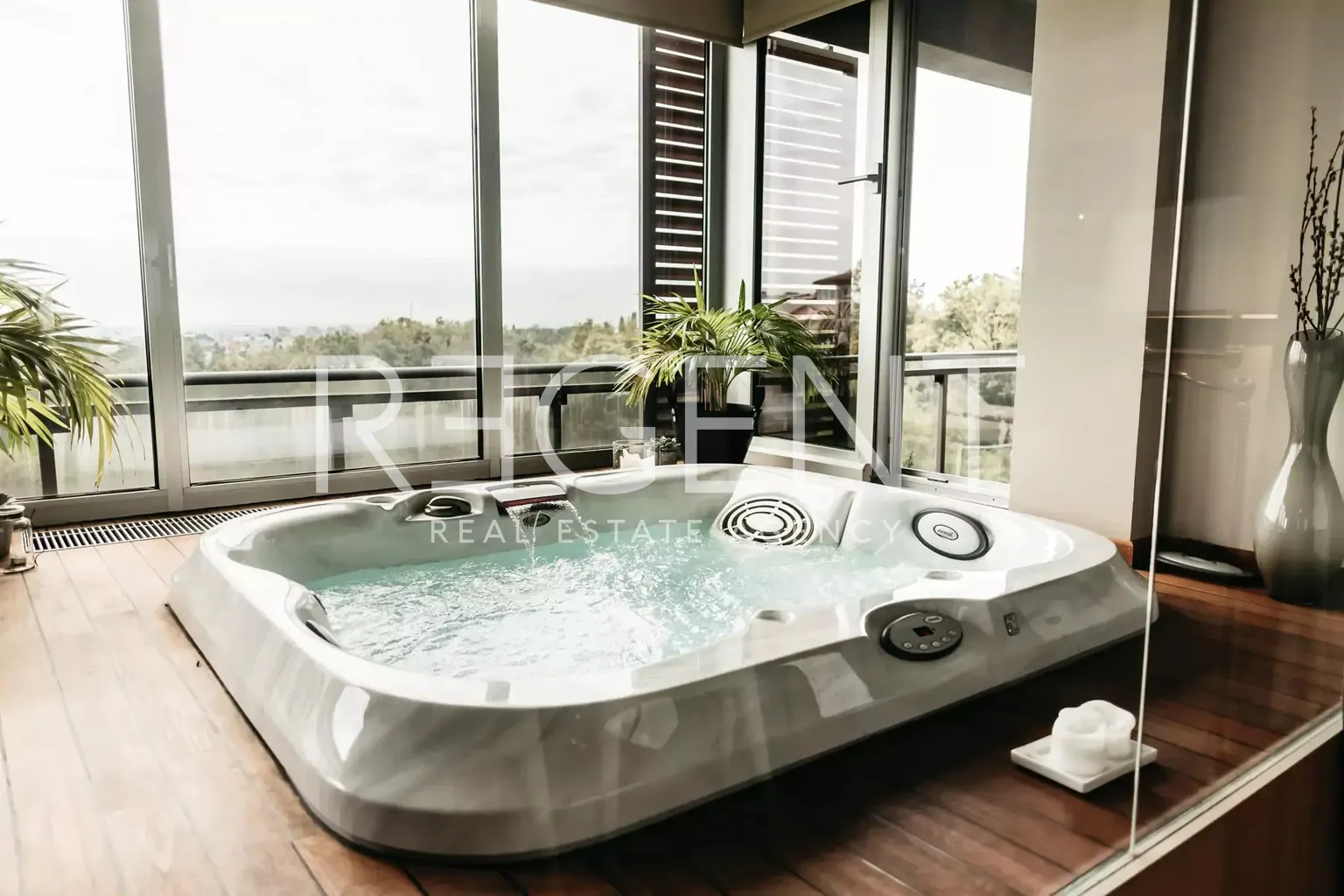 Záhreb, Maksimir – Štvorizbový zariadený penthouse s nádherným výhľadom na prírodu