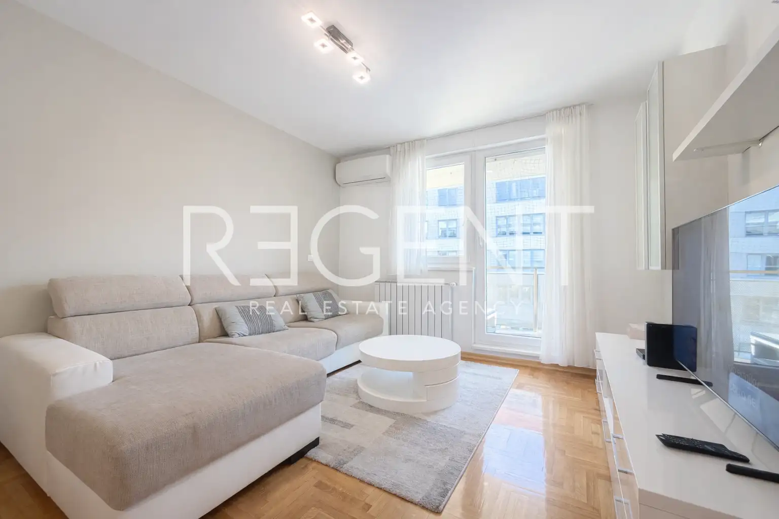 Zagreb, Trnje - appartamento con due camere, loggia e garage.