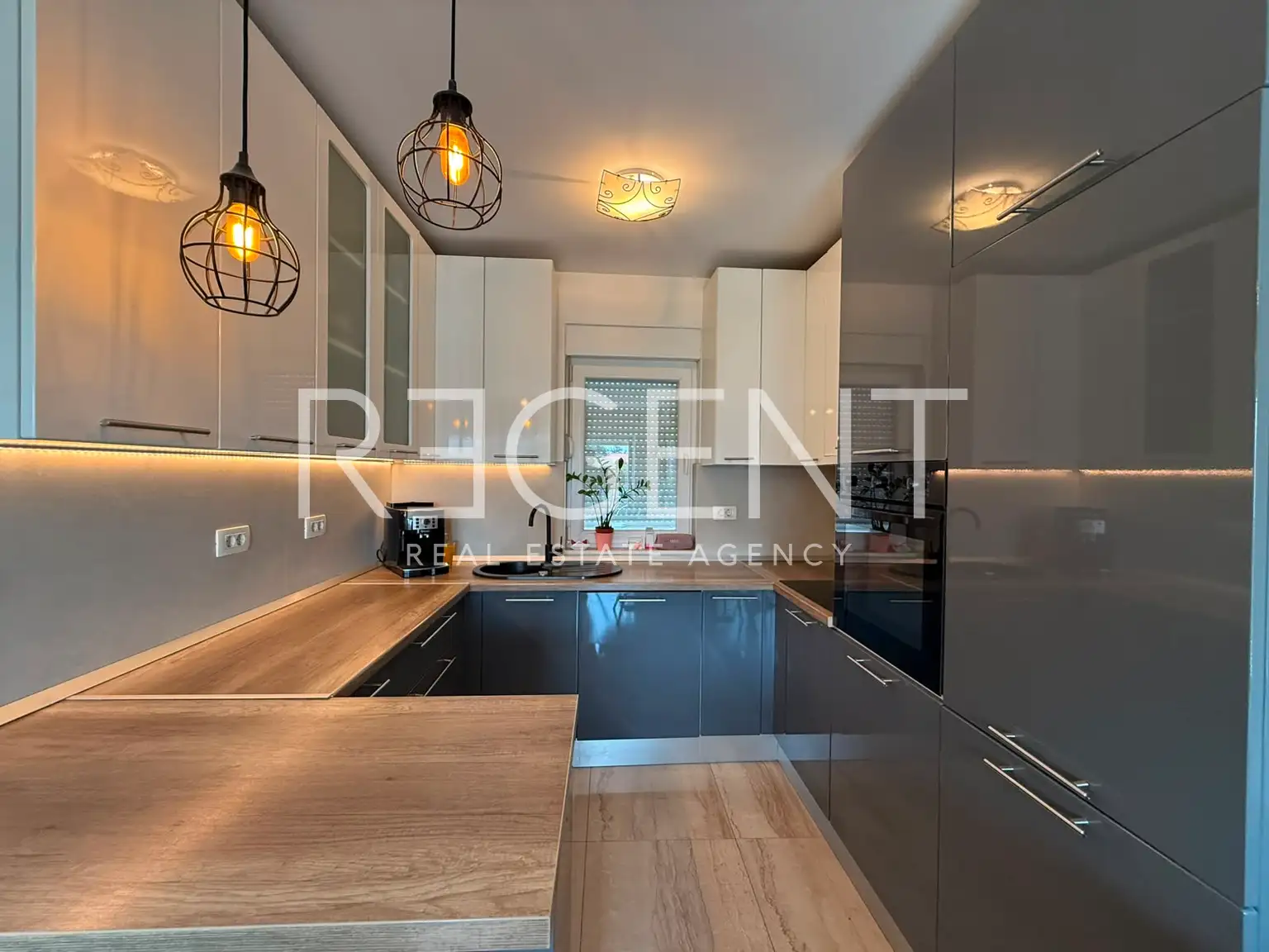 Split, Kila — Dvosobno stanovanje 66 m², balkon, garaža, novejša stavba
