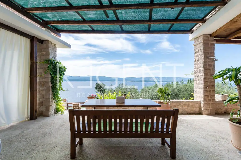 Brač, Murvica - Kamenný dům se čtyřmi apartmány