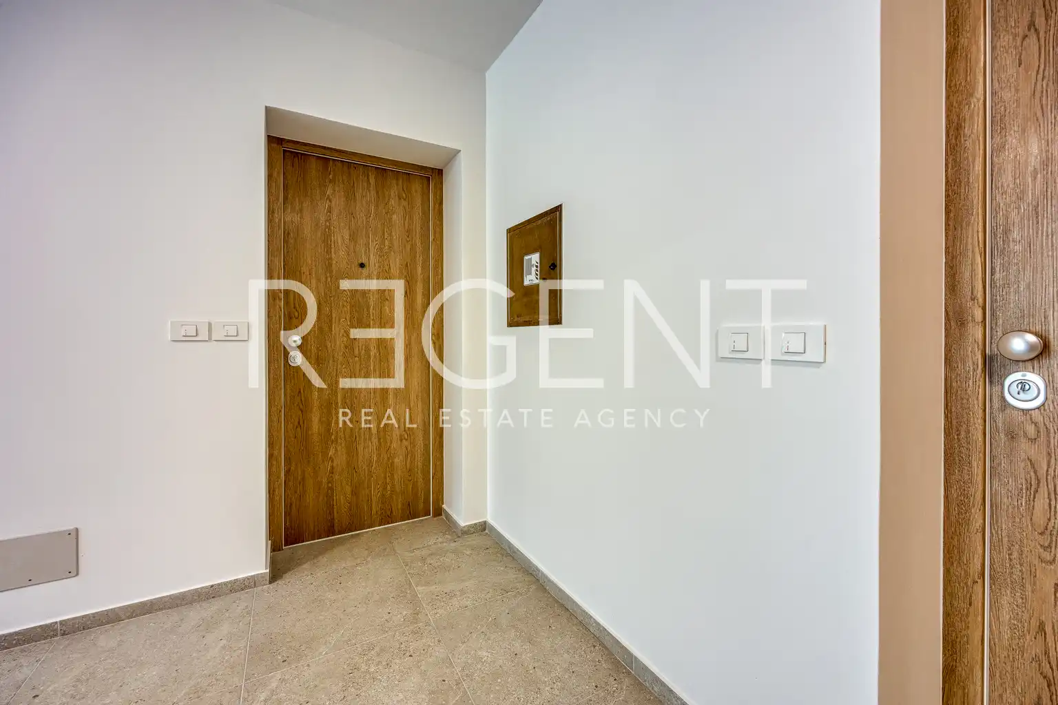 Istrie, Novigrad - Třípokojový apartmán v luxusním obytném komplexu 93 m2