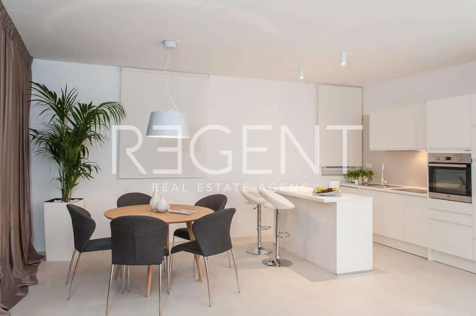 Split, Žnjan -  dvosoban s balkonom, drugi red od mora