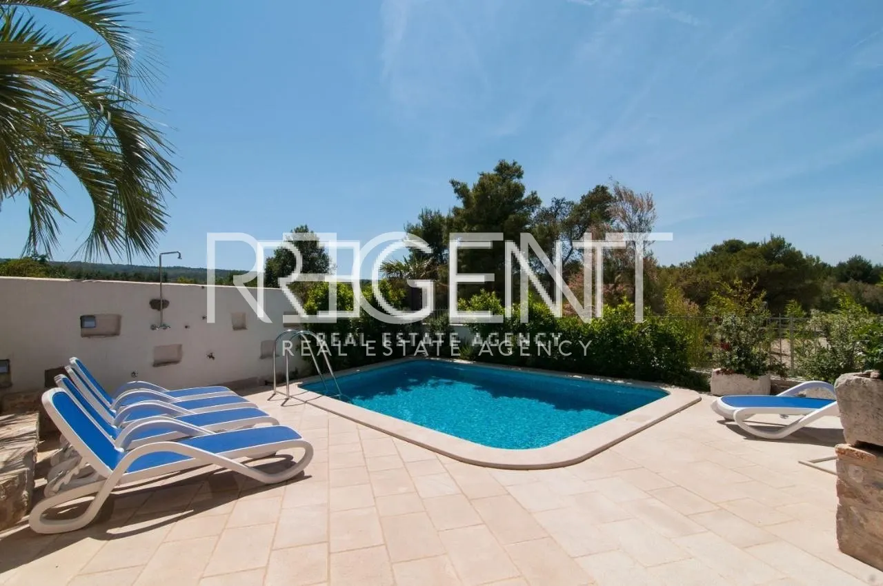 Brač, Mirca - Vila s bazenom uz more 330m2