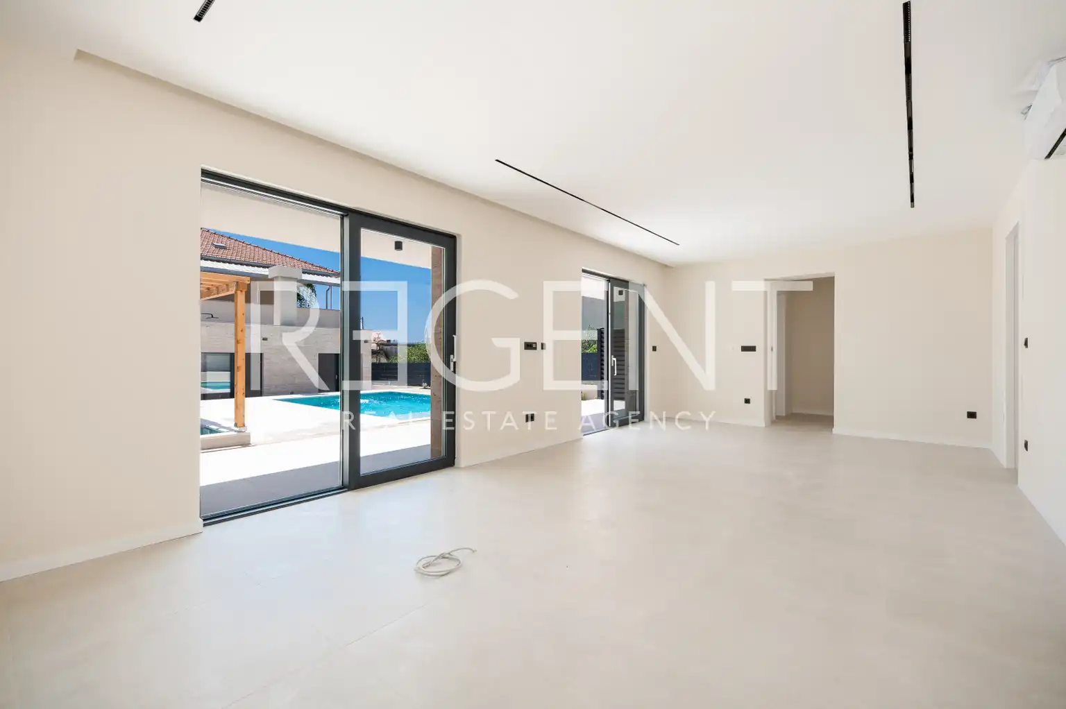 Trogir - Nova moderna vila od 300m2 s bazenom i jacuzzijem