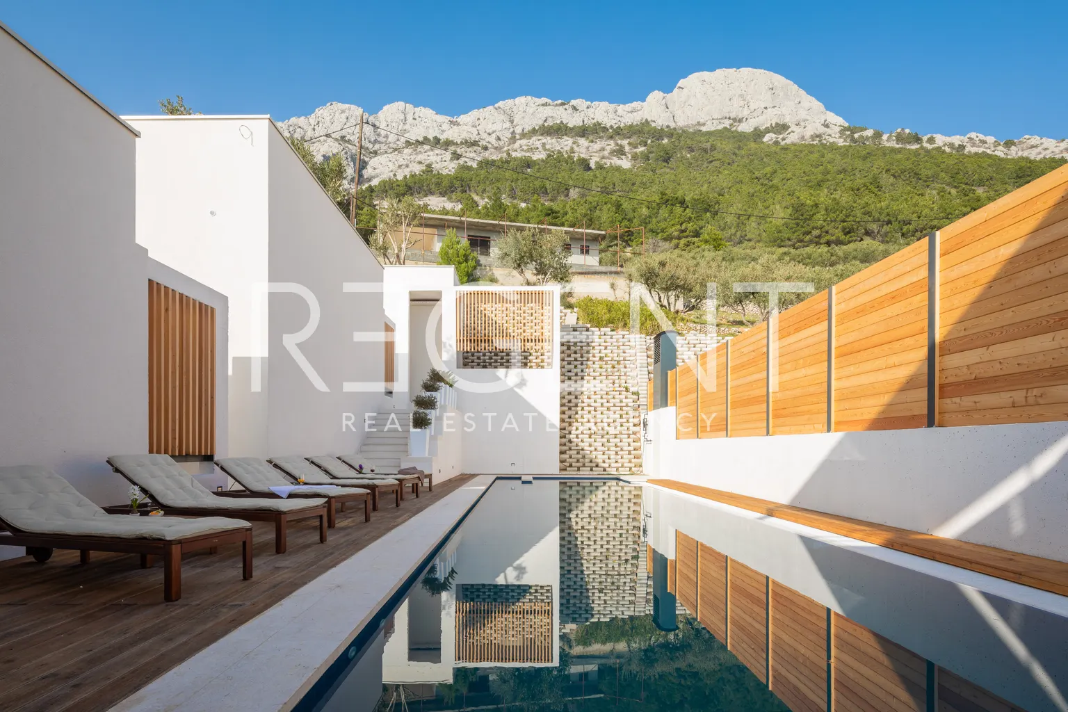 Omiš – Ekskluzivna vila s bazenom i panoramskim pogledom