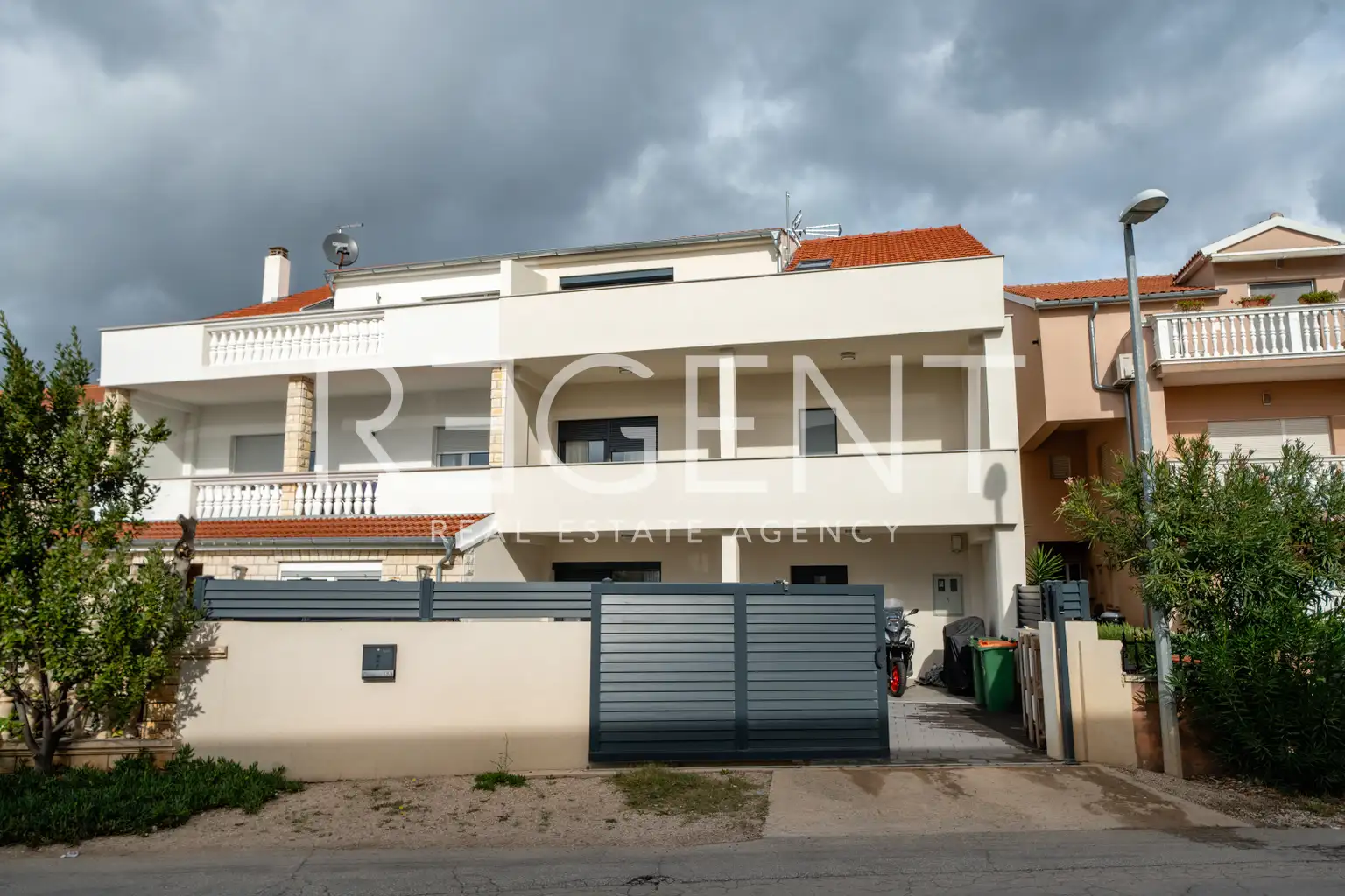 Vodice, Zatonska Straße - Doppelhaushälfte in ausgezeichneter Lage