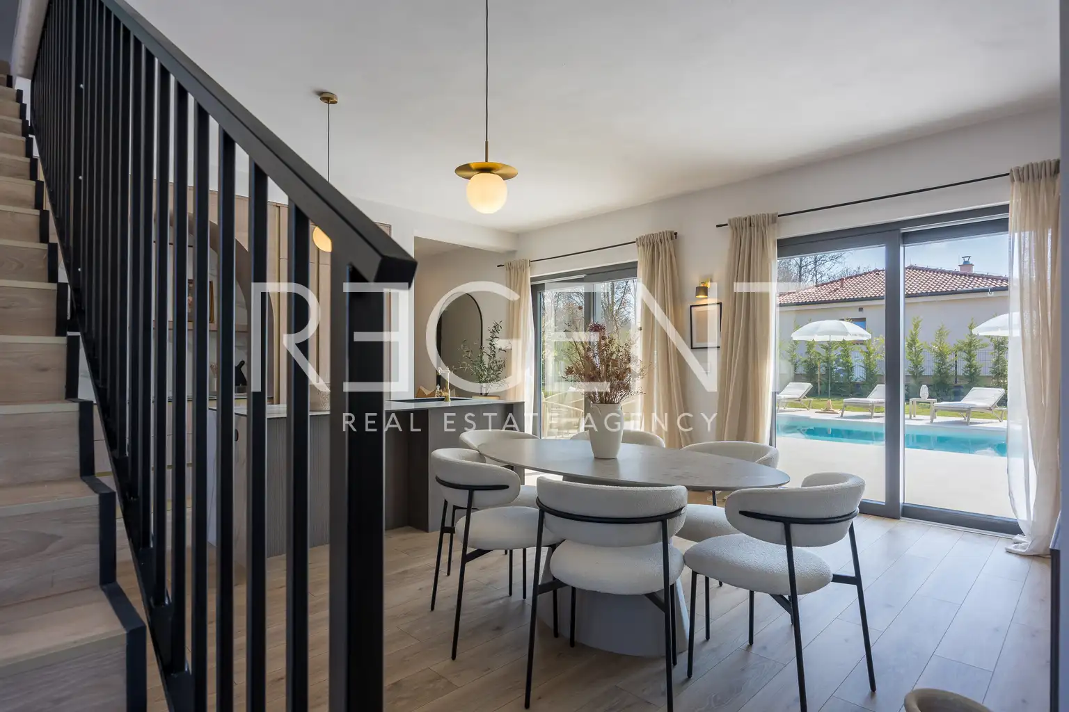 Istra, Svetvinčenat - Moderna vila s grijanim bazenom