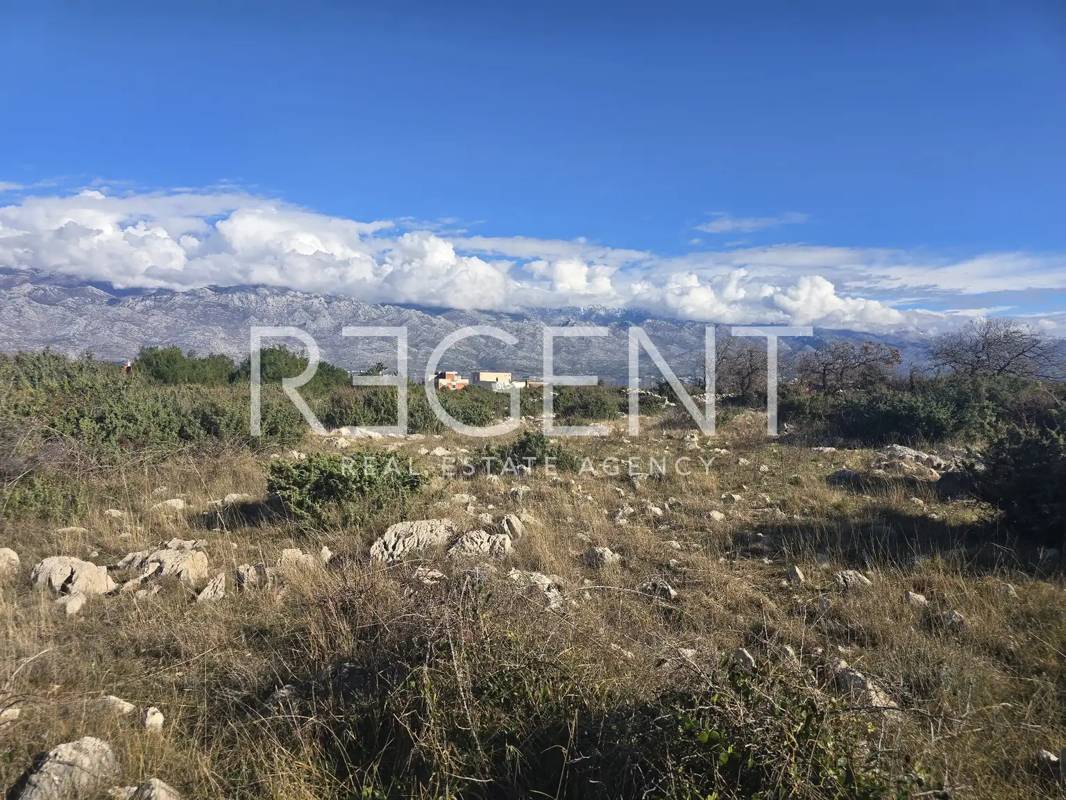 Ražanac-Građevinsko zemljište u mirnom okruženju