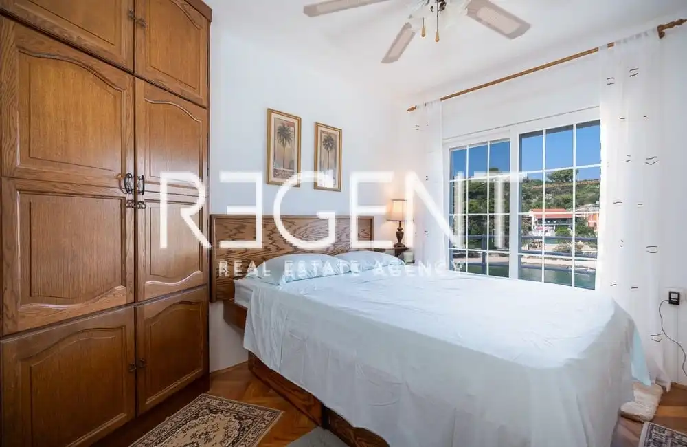 Šolta, Rogač - Mediteranska vila prvi red uz more 264 m2 ekskluzivna prodaja