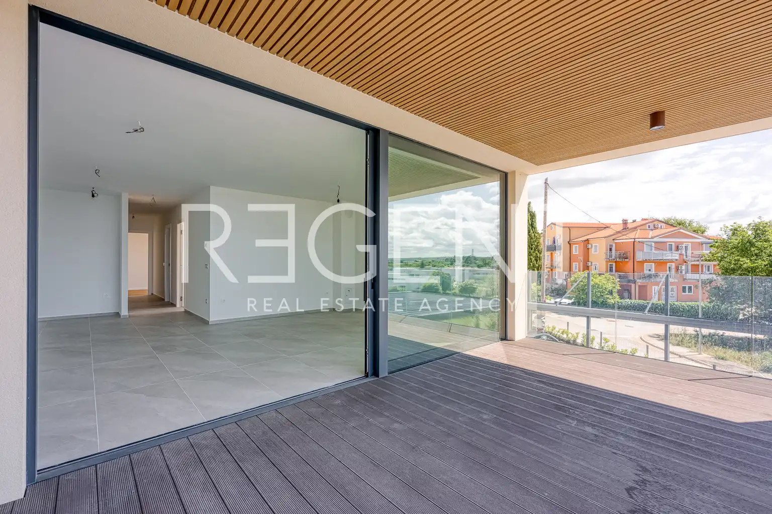 Istrie, Novigrad - Třípokojový apartmán v luxusním obytném komplexu 93 m2