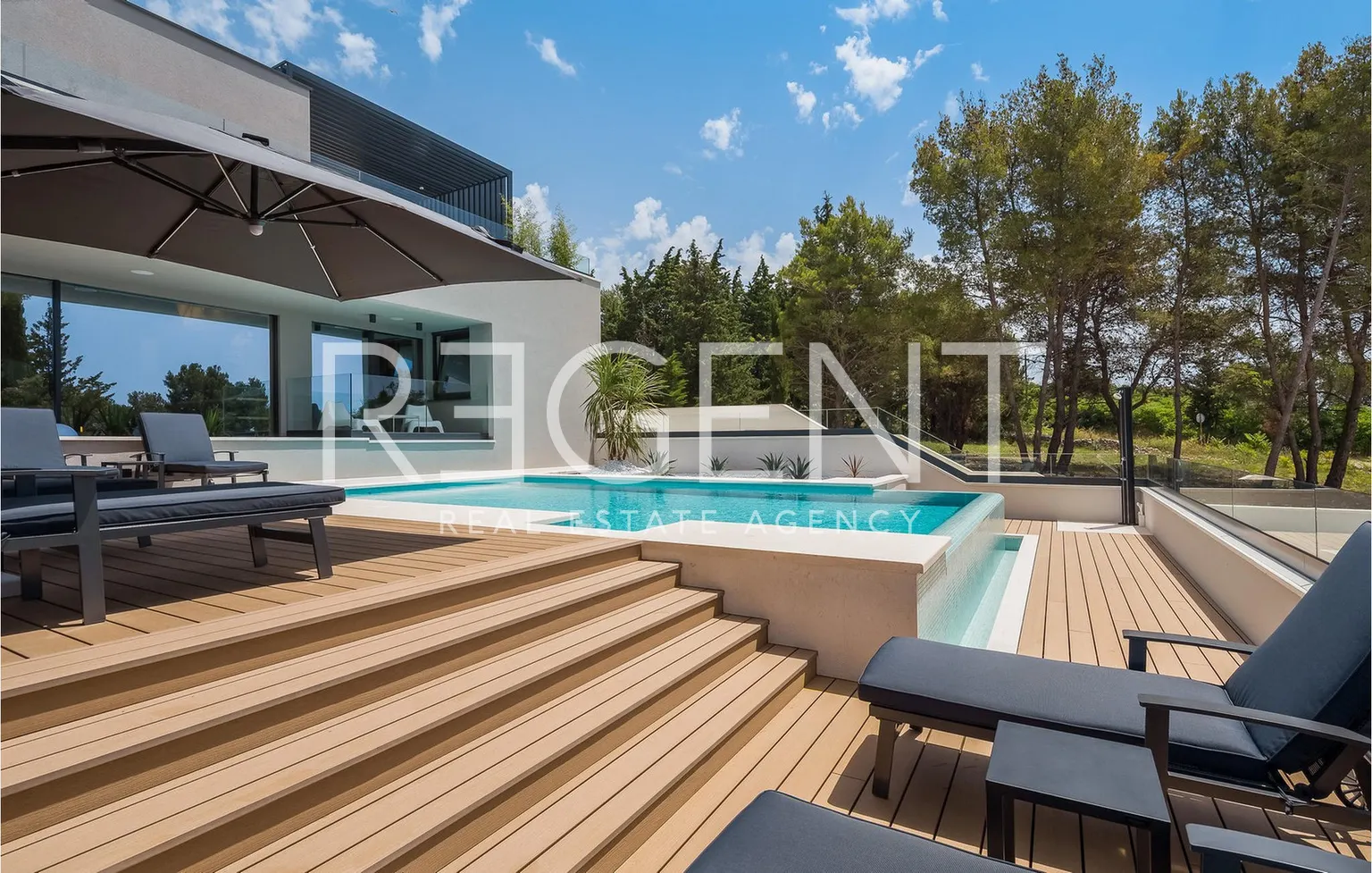 Zadar – Moderna vila okružena zelenilom s pogledom na more