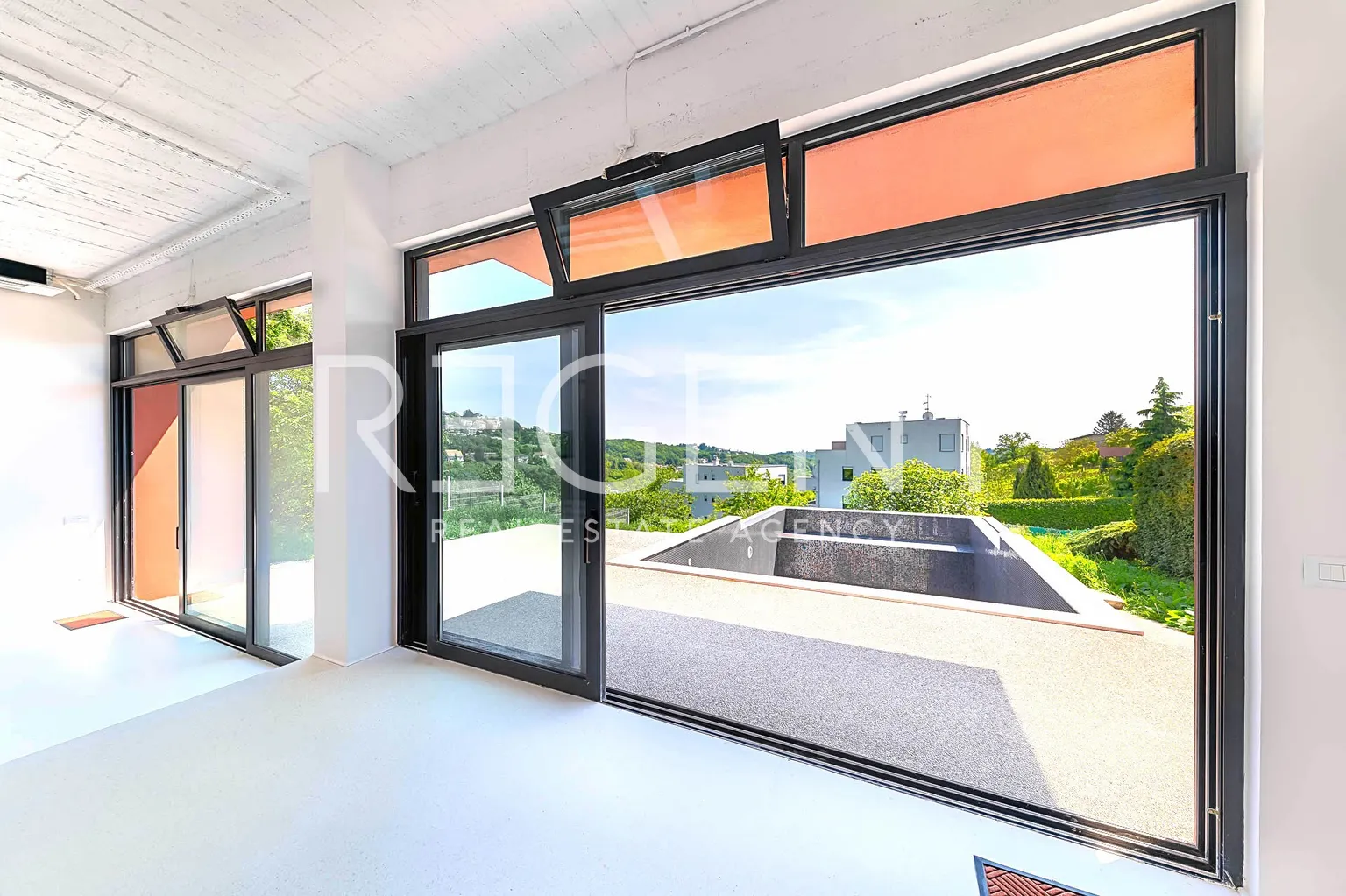 Záhřeb, Šestine - Moderní rodinná vila s bazénem obklopená zelení