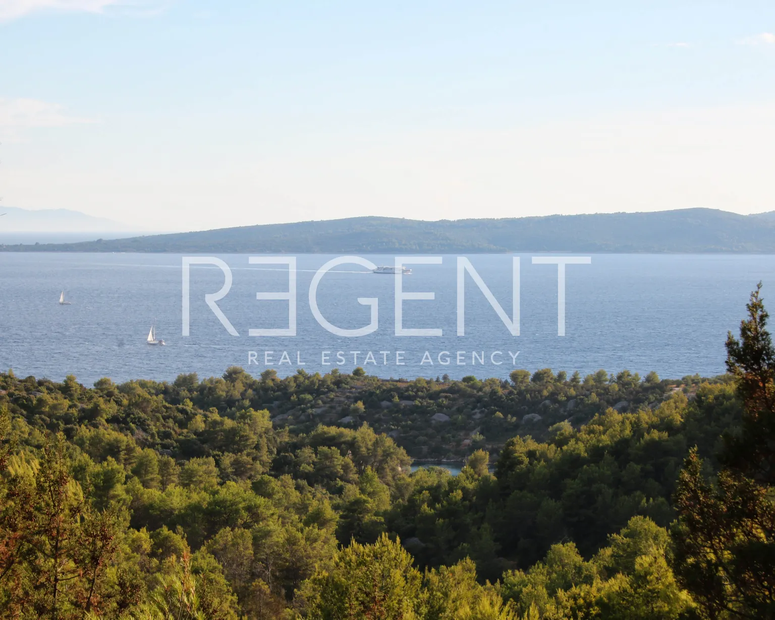 Brač, Sutivan - Građevinsko zemljište s pogledom na centar mjesta (1.543 m2)